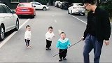 龙凤三胞胎兄妹看爸爸拿棍棒来了，竟然吓成这样，厉害了