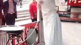 网红一根面西施小姐姐，一身白衣来甩面，宛如下凡的仙子一样！