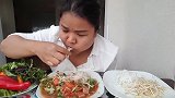 大姐吃凉拌三文鱼，搭配着米线一起吃，这吃法浪费了三文鱼