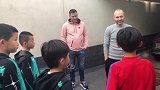 中国足球小将拜访伊涅斯塔 即将挑战拉玛西亚U10