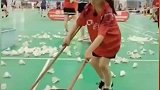 小朋友这捡羽毛球的操作，太有效率了