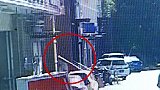 女子图省事从6楼扔包裹砸碎车窗 辩称：楼下没人呀