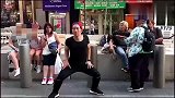韩国男子在纽约街头跳KPOP，太有意思了