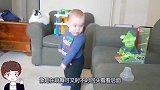 爸爸带回一个玩具，不料宝宝这一动作做了一天，妈妈快笑趴了！