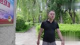 骗子摆摊，小瓶装进大瓶奖三千块，没想环卫工阿姨让骗子赔惨了，