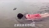 搞笑配音第一次见这样游泳的，是不是教练没教你换气呀