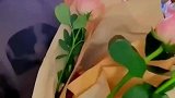妻子过生日，丈夫为妻子准备了一束特别的宝宝鲜花