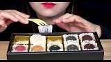 小姐姐面前的是高级羊羹礼盒呀，每一种口味的都很好吃