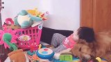 小宝贝和狗狗在一起玩耍，真的好可爱呀