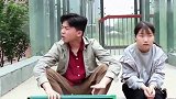 兄妹俩摆摊赚钱，谁知妹妹把底牌亮出来了，反被套路了，太逗了