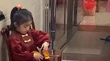 害怕放炮的小女孩，已经提前说了还吓成这样