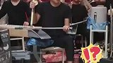 以为是戏班子,学生们在寝室模仿唱大戏，一举一动颇有神韵