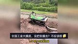 男子造各种“不正经”的车，“床车”能爬坡下水：没准老了能用上
