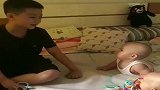 萌娃：哥哥的哄娃神曲，弟弟妹妹仰起头，这小表情太逗了