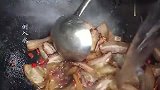 二哥直播吃“腊肉”5个人围一起，吃得好过瘾