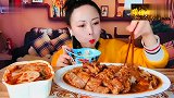 美食分享，小美女大口吃饭，真是太过瘾了，看着都有食欲，太馋了