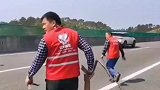 高速上遗落很多障碍物