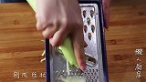 丝瓜不炒，不烧汤，搭配文蛤，教你做丝瓜文蛤饼，鲜上加鲜