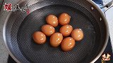 1分钟教你茶叶蛋正确做法，茶香浓郁，入味可口，3块钱做一锅