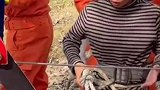 由于井口太窄消防员无法入井救援，紧急时刻一路过女子请缨下井救人