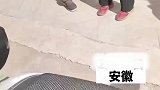 古玩商人下乡收古董，大爷拿出家中的老物件