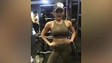 性感小姐姐健身房秀肌肉 前凸后翘曲线完美