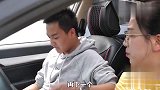 女司机学车太有意思，松开安全带就往外钻，教练吓傻了，真搞笑