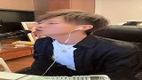 许华升唱歌声音超赞，这忧郁的表情好帅气，网友：才华横溢的升哥