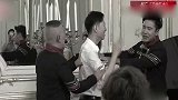 花样男团：郭德纲人气太旺盛，郭德纲被群人拥抱，沉浸在爱的抱抱