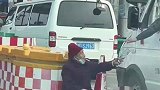 老奶奶坐在高速收费站，收取来往人们喝完不用的空瓶子