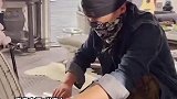 摩托车爱好者用哈雷烤肉，口感比烤箱好