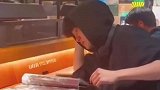震撼男子图书馆手势翻书，十遍无破绽
