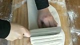 原来手擀面是这样切出来的，怪不得这么好吃呢，这刀工真佩服啊！