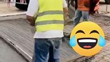 这是跳着舞就把活干了，这可真轻松