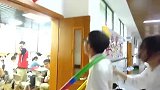 高三的学生，拿个呼啦圈逗老师，反被老师套路了！