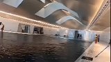 迪拜泳池下面的酒店