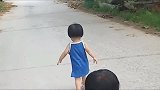 双胞胎姐妹为了一片树叶打了起来，妹妹不听话姐姐下手有点重