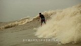 极限-13年-红牛钱塘江冲浪决赛 冲浪手冒雨潮头对决-新闻