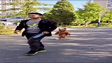 经过千辛万苦终于把瓶子扔进拉圾桶了。