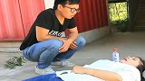 女子晕倒在旁，小伙发现后赶快施救，看完结局笑岔气了！