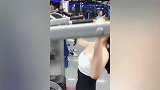 妹子健身房初体验！一旁教练无微不至指导运动