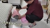 爸爸非要给小棉袄洗脚丫，这还没洗完就招架不住了，妈妈全程偷笑