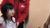 大夫趁宝宝不注意，就把骨头接回去了。接下来宝宝的反应好可爱！