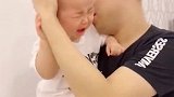 痛不痛先不管哭了再说，反正有人疼着，这个宝宝真的是太可爱了呢