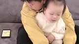 相差7岁的兄妹俩，哥哥这一心二用的技能，估计离挨打不远了