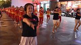 南宁大妈戴耳机跳“静音”广场舞：以前被泼水抗议