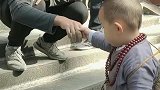 见到外国人必须要握个手，这是小和尚的原则，这么小就已经出家了