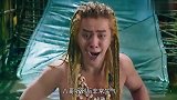 客串大妈吐槽八哥你再砍掉一条腿就可以穿裤子了,太搞笑