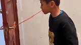 大力出奇迹，小老弟是个狠人