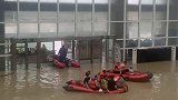 河南郑州：医院大厅被淹1100多人被困，他们开着摩托艇来了